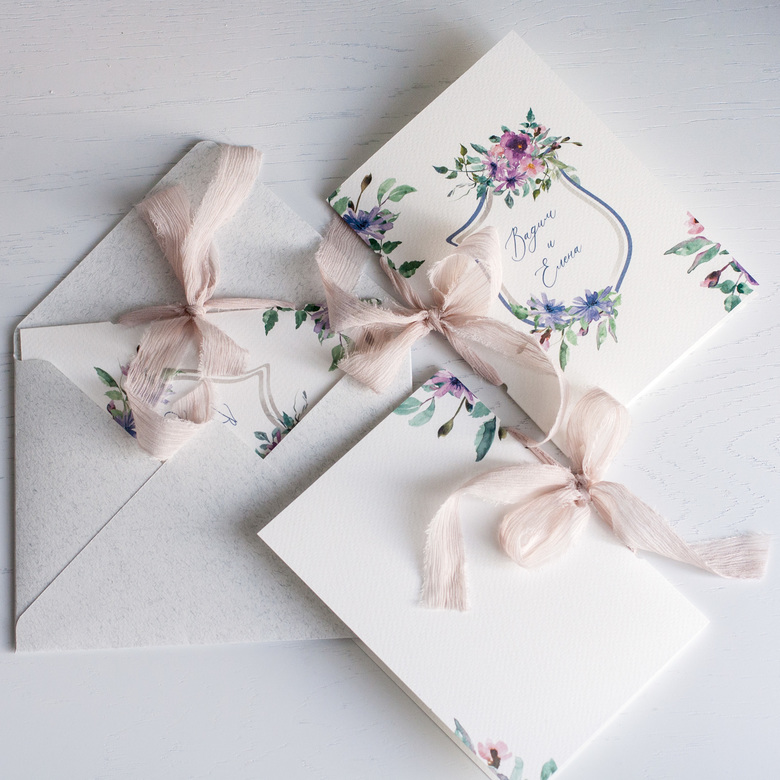 Приглашение на свадьбу с цветочной монограммой и шёлковой лентой