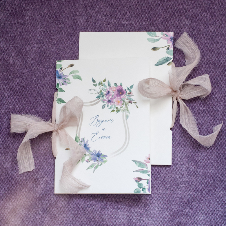 Приглашение на свадьбу с цветочной монограммой и шёлковой лентой