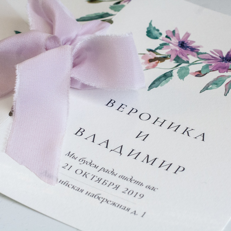 Приглашение на свадьбу с цветами и шёлковой лентой