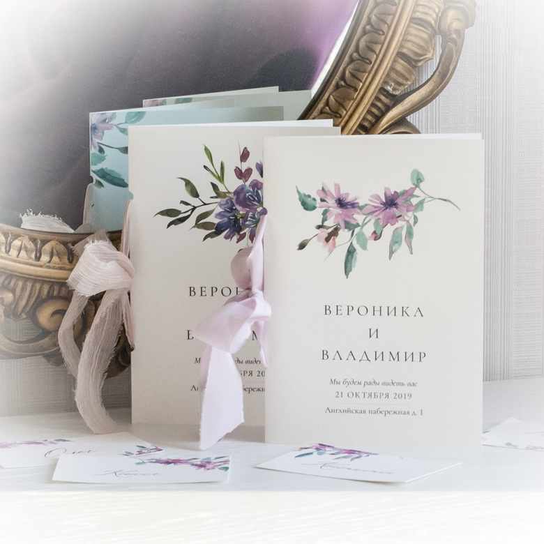 Приглашение на свадьбу с цветами и шёлковой лентой