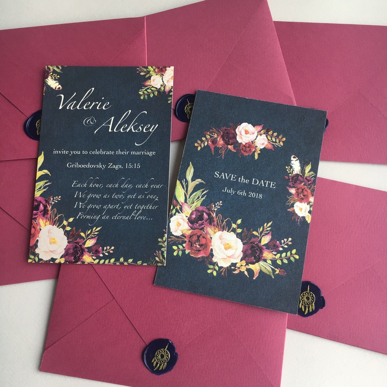 Приглашение с цветами на тёмном фоне