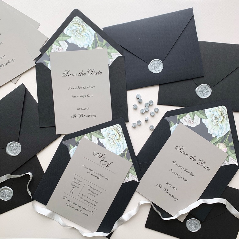 Приглашение на тёмно-серой бумаге с бархатистой фактурой