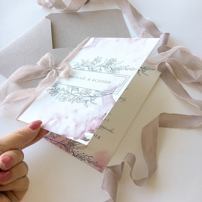 Приглашение на свадьбу: рамка с графической цветочной композицией