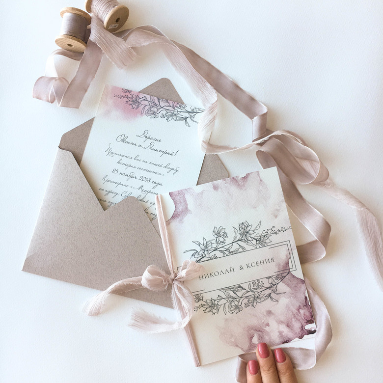 Приглашение на свадьбу: рамка с графической цветочной композицией