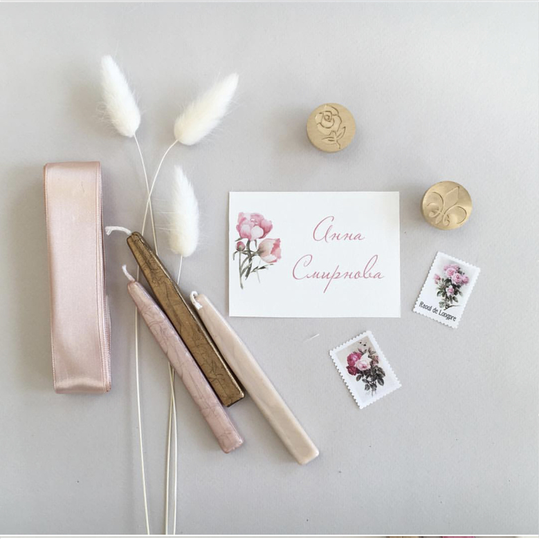 Карточки для гостей  стол с пионами