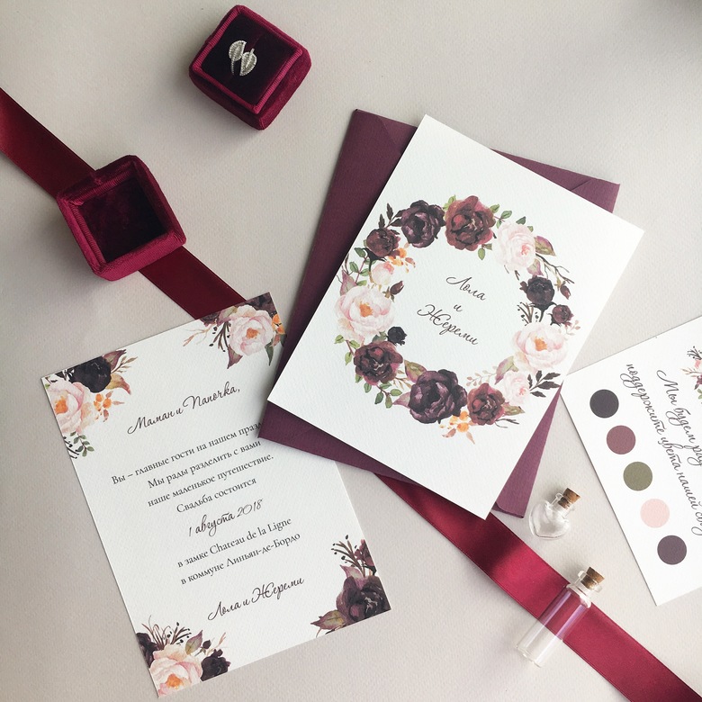 Приглашение с обрамлением из бордовых цветов