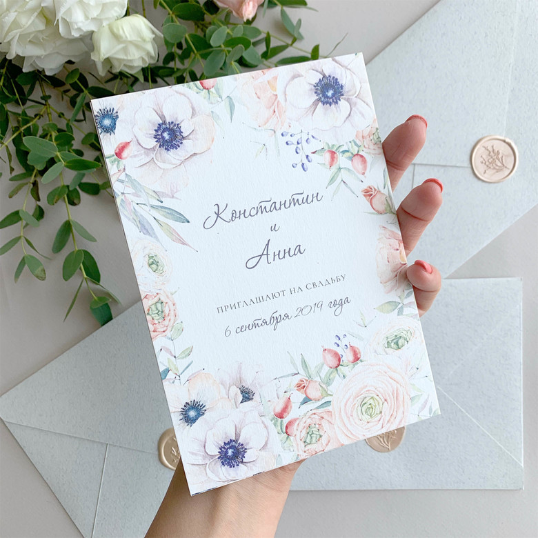 Приглашения с анемонами и ягодами в персиковых тонах