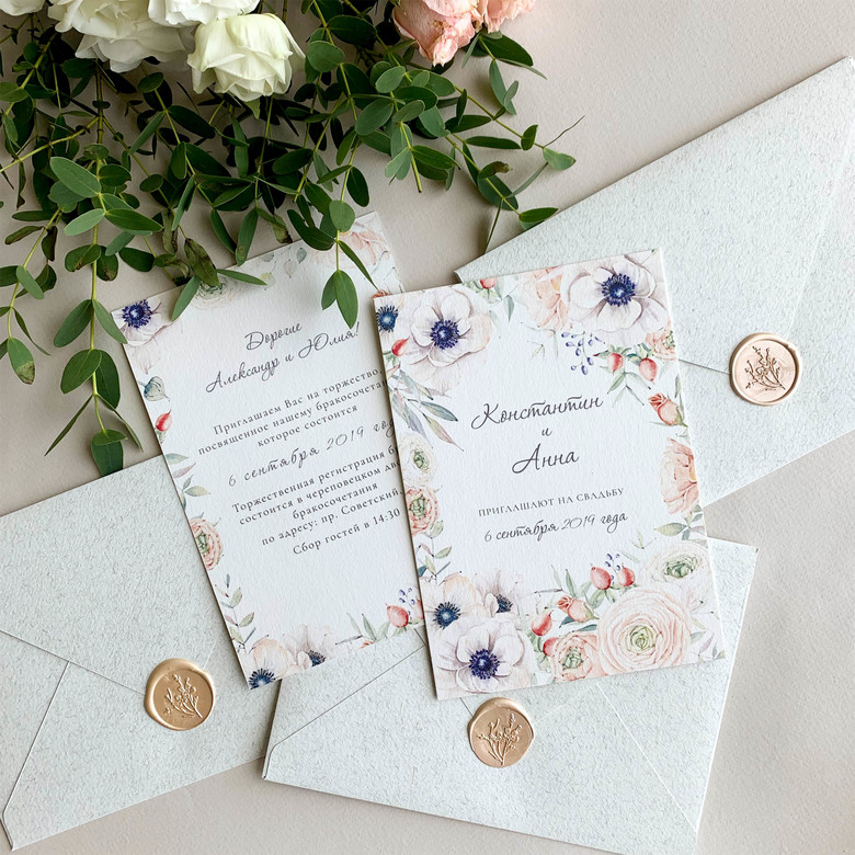 Приглашения с анемонами и ягодами в персиковых тонах