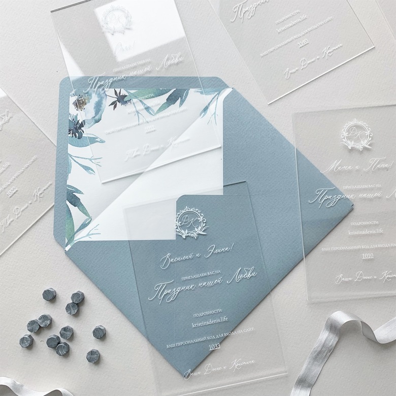 Прозрачные приглашения на свадьбу в голубых конвертах