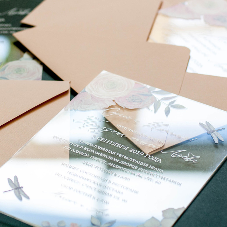 Прозрачные приглашения с цветной печатью на оргстекле