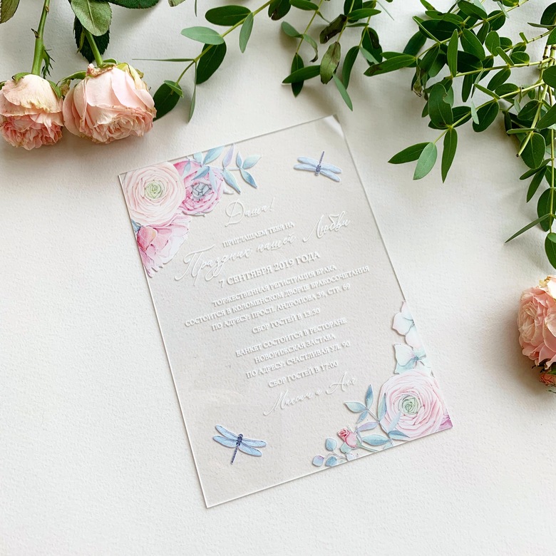 Прозрачные приглашения с цветной печатью на оргстекле