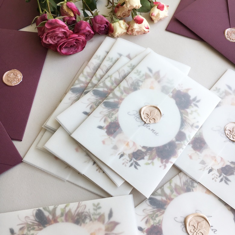 Свадебные приглашения с венком в цвете марсала