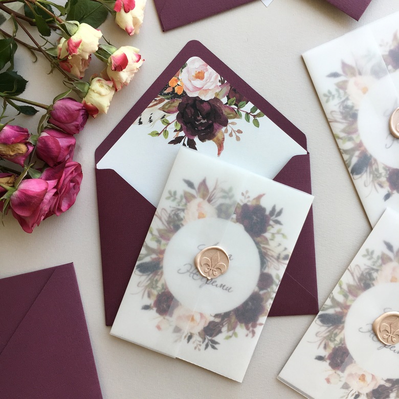 Свадебные приглашения с венком в цвете марсала