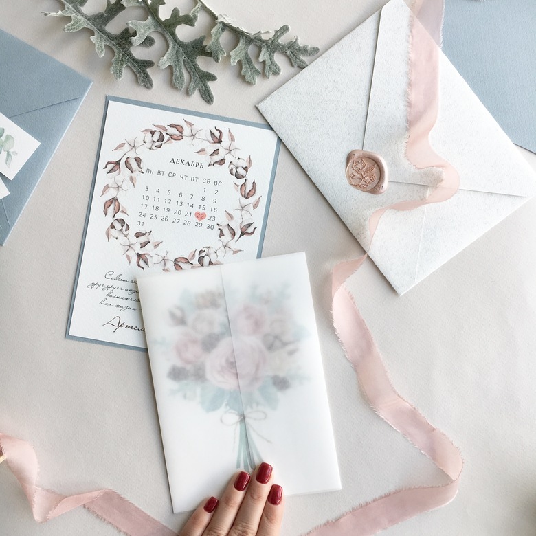 Приглашение с розово-голубым букетом