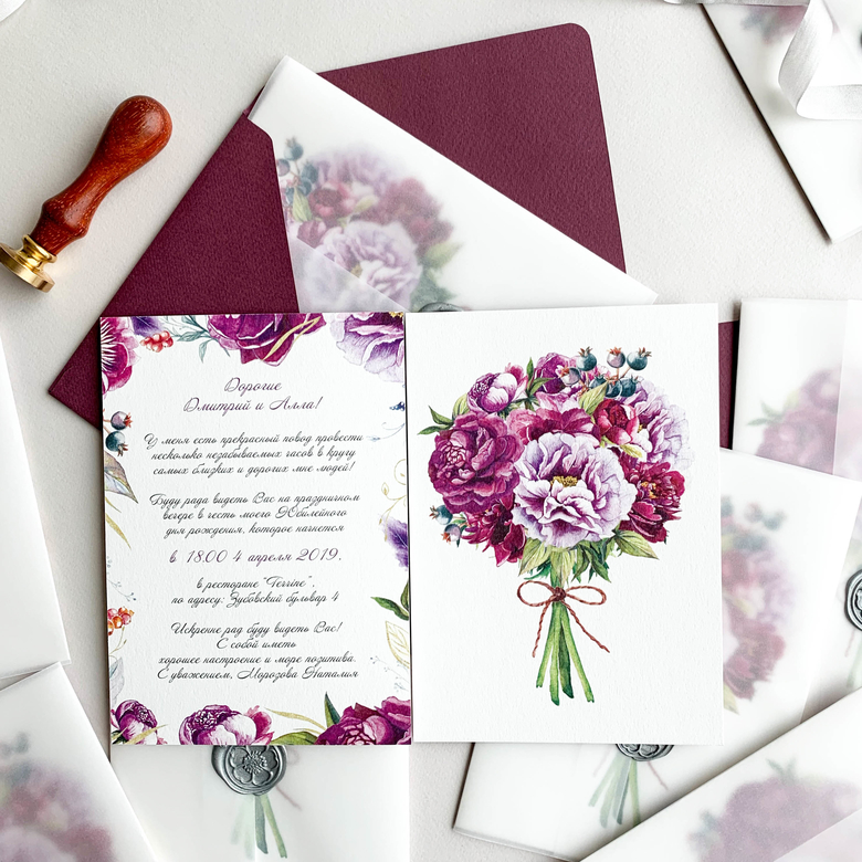 Свадебное приглашение с букетом в фиолетовом цвете