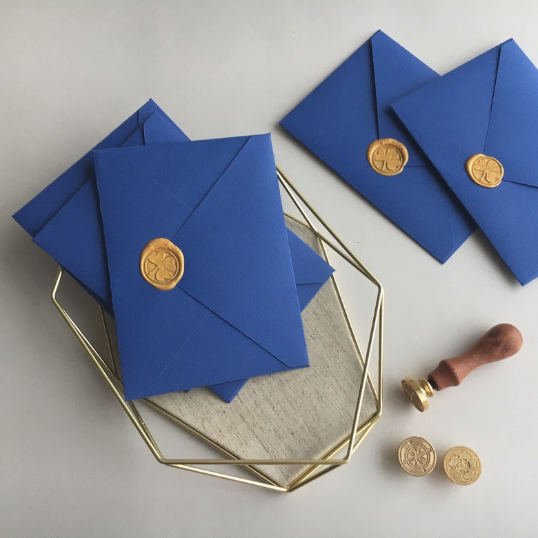 Конверт из бумаги ярко синего цвет