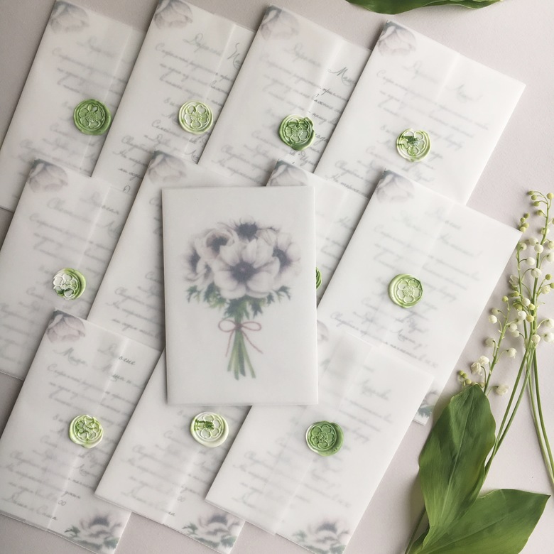 Приглашение на свадьбу с букетом белых анемонов