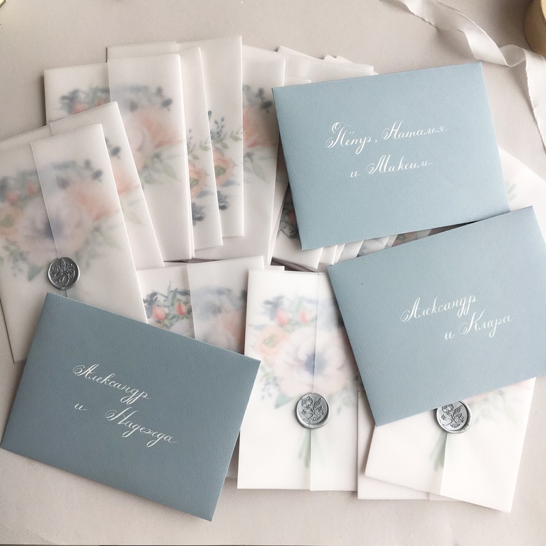 Пригласительные с персиковыми ранункулюсами и серо-голубыми цветами