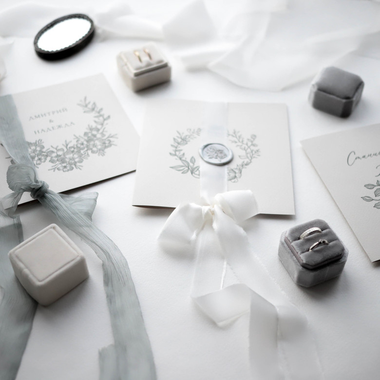Серые и белые коробочки для колец