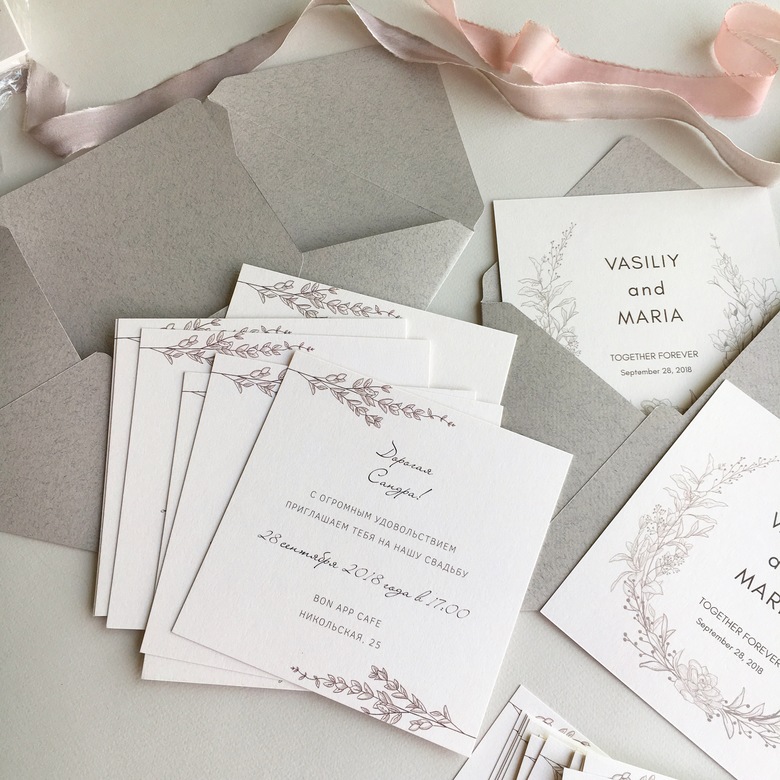 Приглашение на свадьбу с венком на пыльно-розовой бумаге