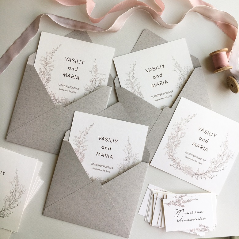 Приглашение на свадьбу с венком на пыльно-розовой бумаге
