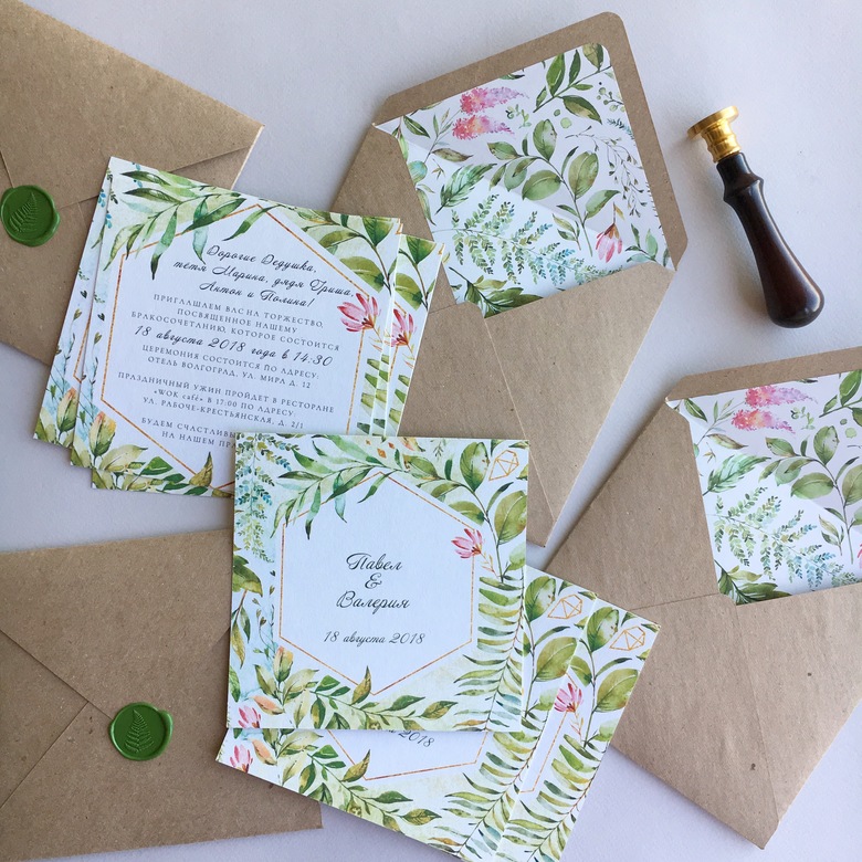 Приглашение на свадьбу с листьями папоротника и цветами