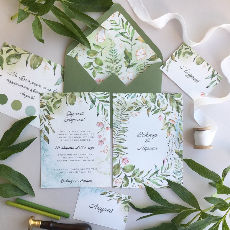 Купить пригласительные на свадьбу  с зелеными листьями и цветами