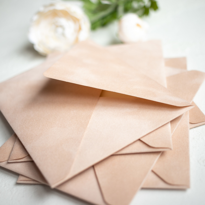 Бархатные конверты бежевого цвета