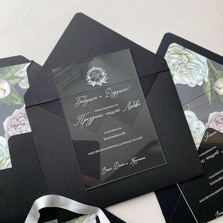 Черный конверт из бумаги