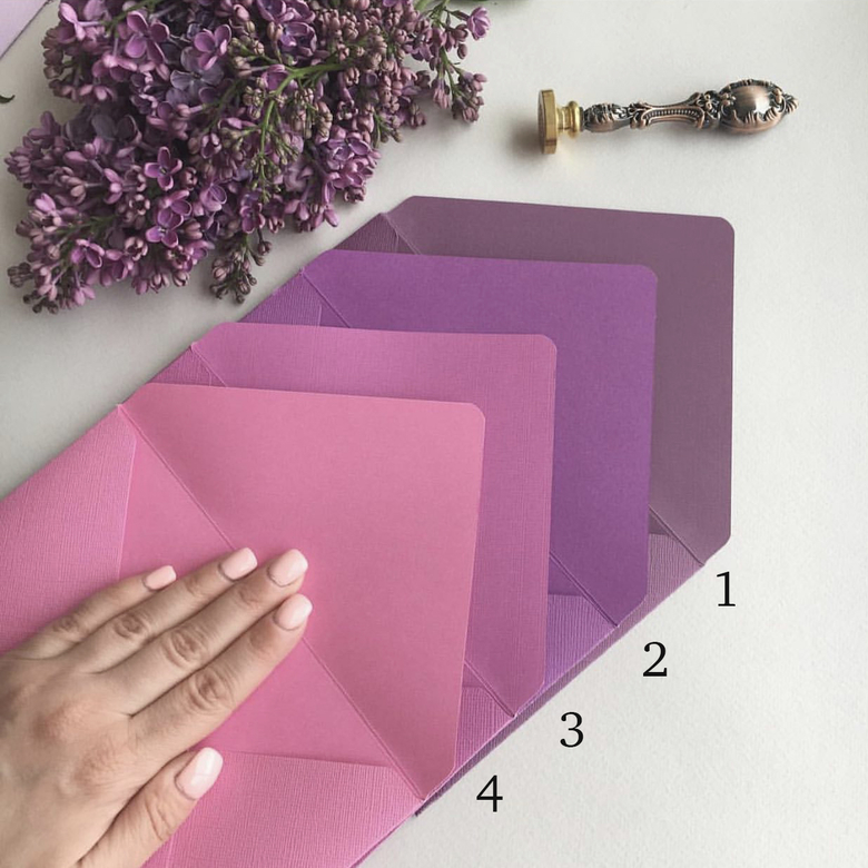 Конверты из бумаги розовые и сиреневые