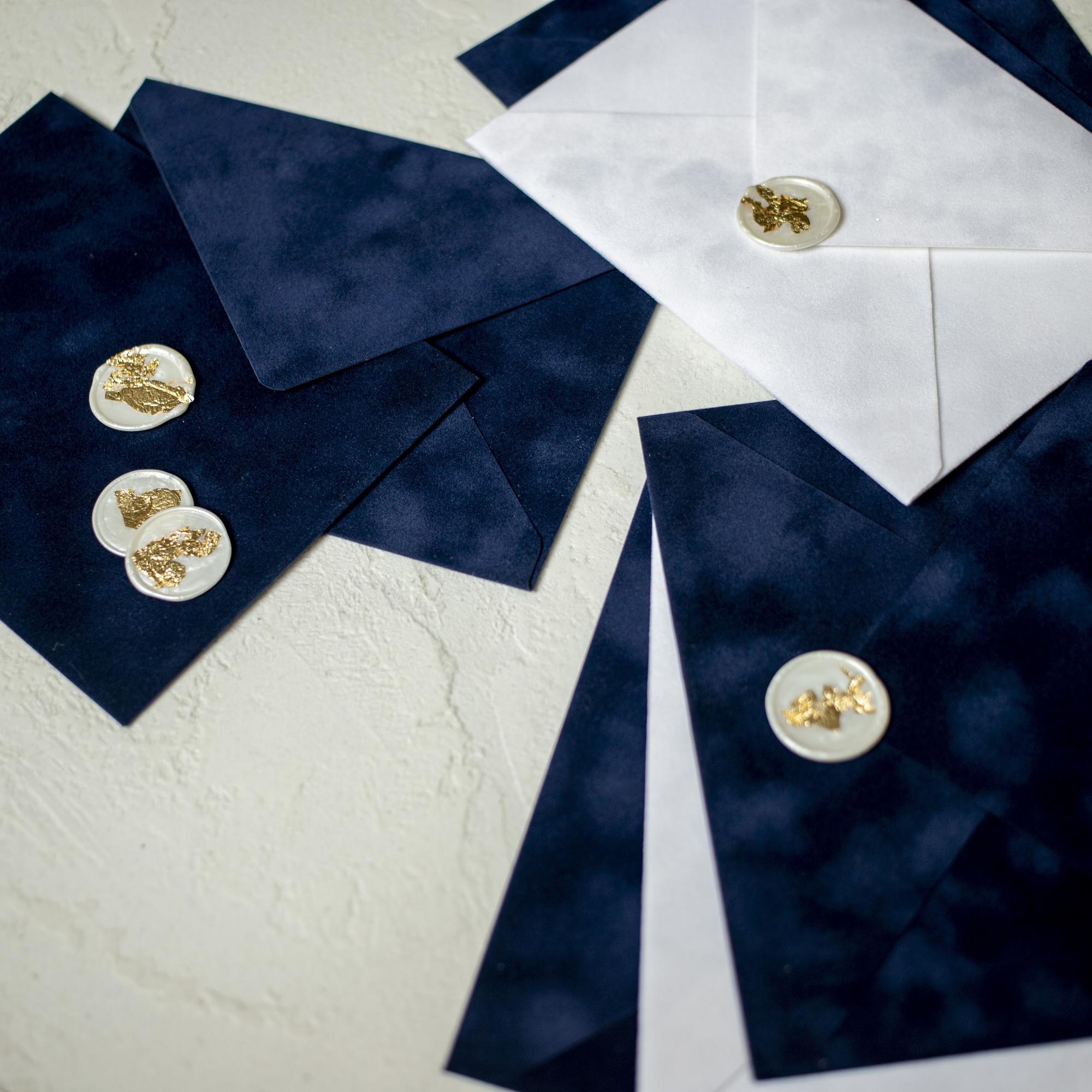 Бархатные конверты темно синий и белый