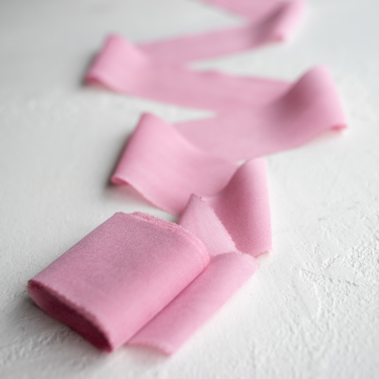 Розовая шелковая лента