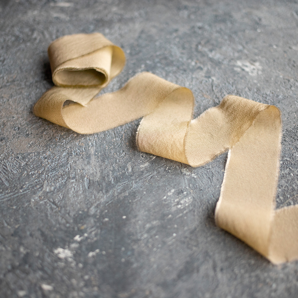 Шелковая лента ручного окрашивания из крепдешина "Олива"