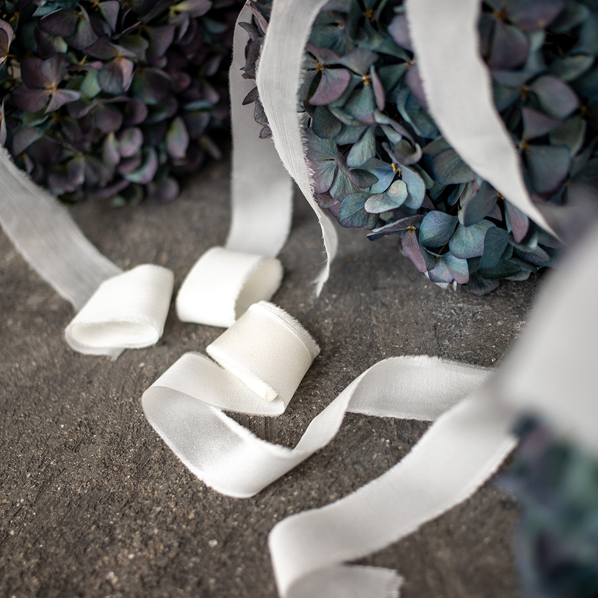 Набор Белых шелковых лент ручной работы (три штуки)