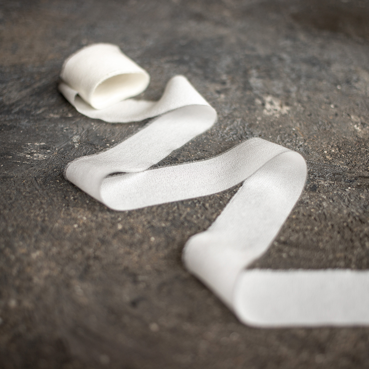 Шелковая лента ручного окрашивания из шифона "белая "