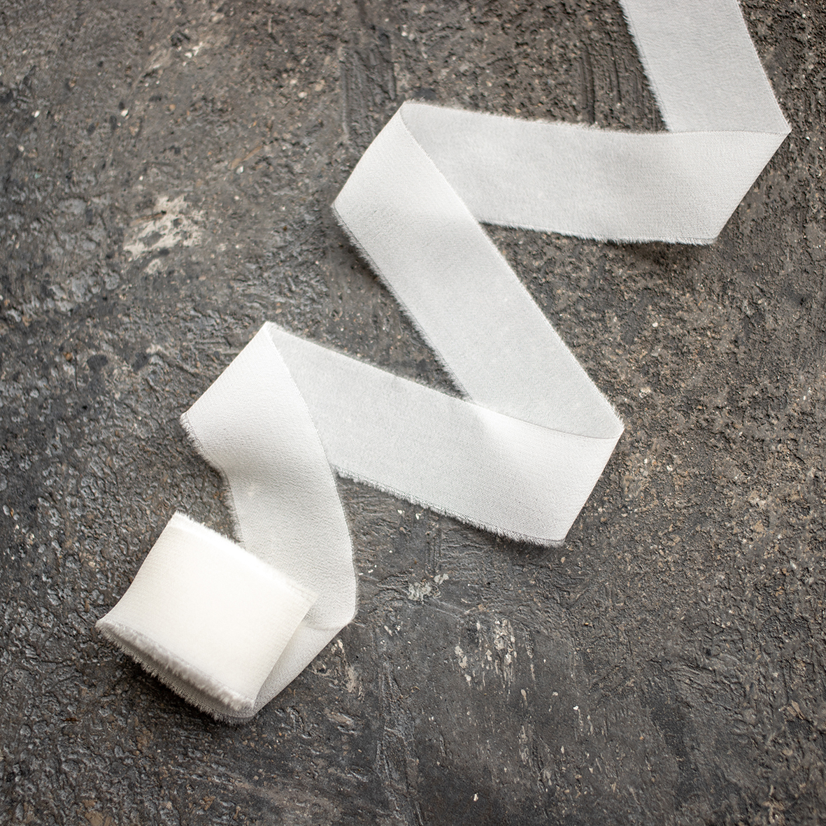 Шелковая лента ручного окрашивания из шифона "белая "