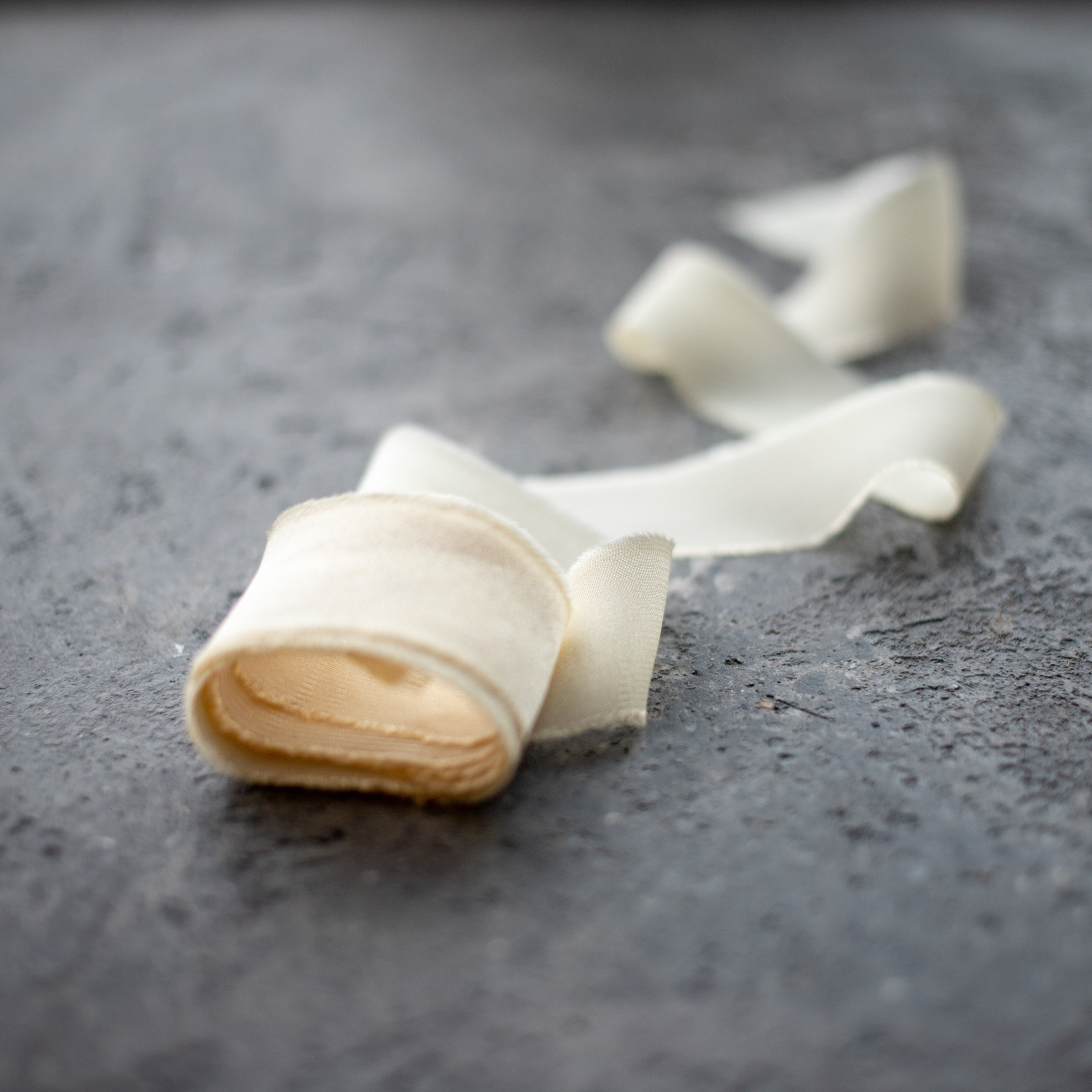 Шелковая атласная лента ручного окрашивания "Айвори"