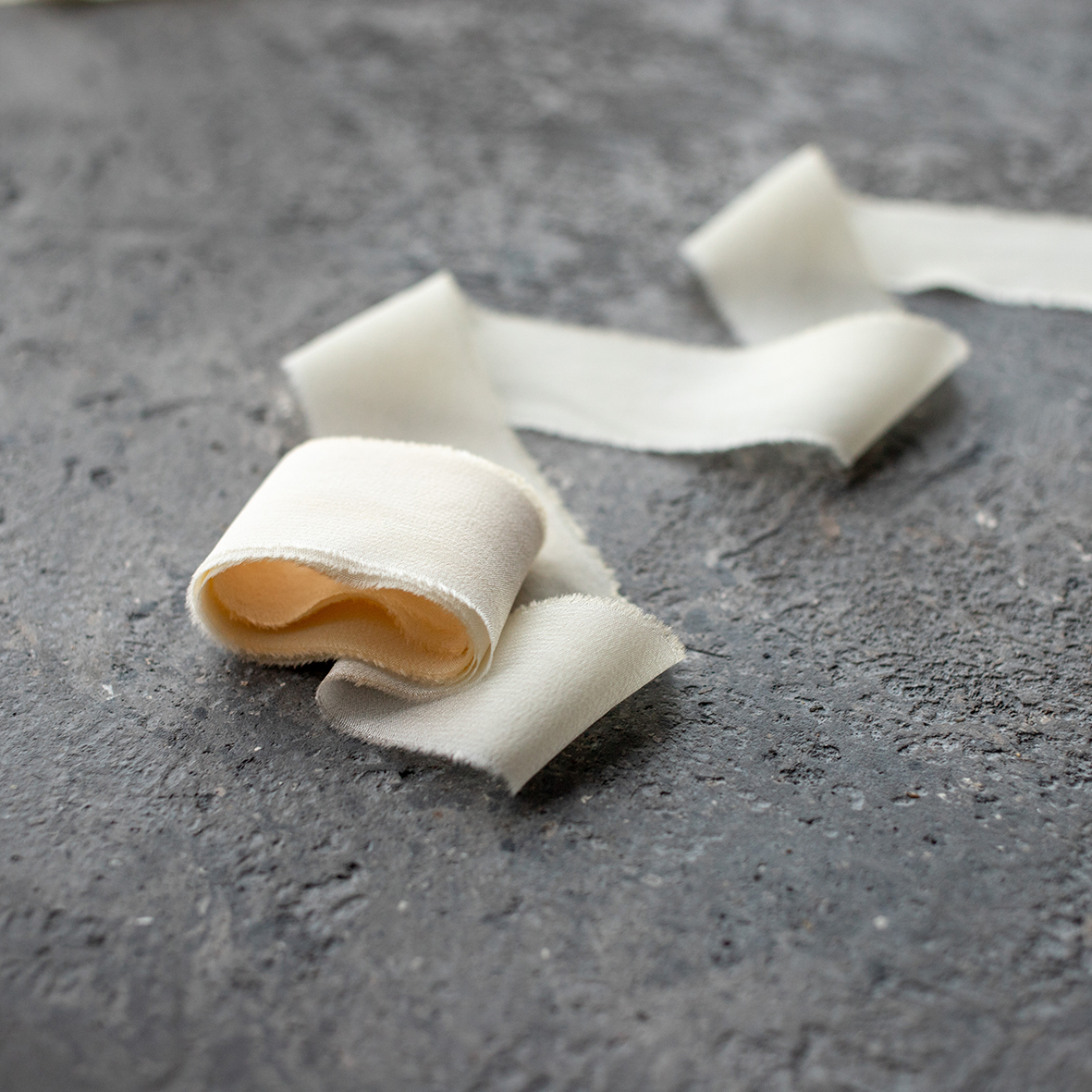 Шелковая лента ручного окрашивания из крепдешина "Айвори"