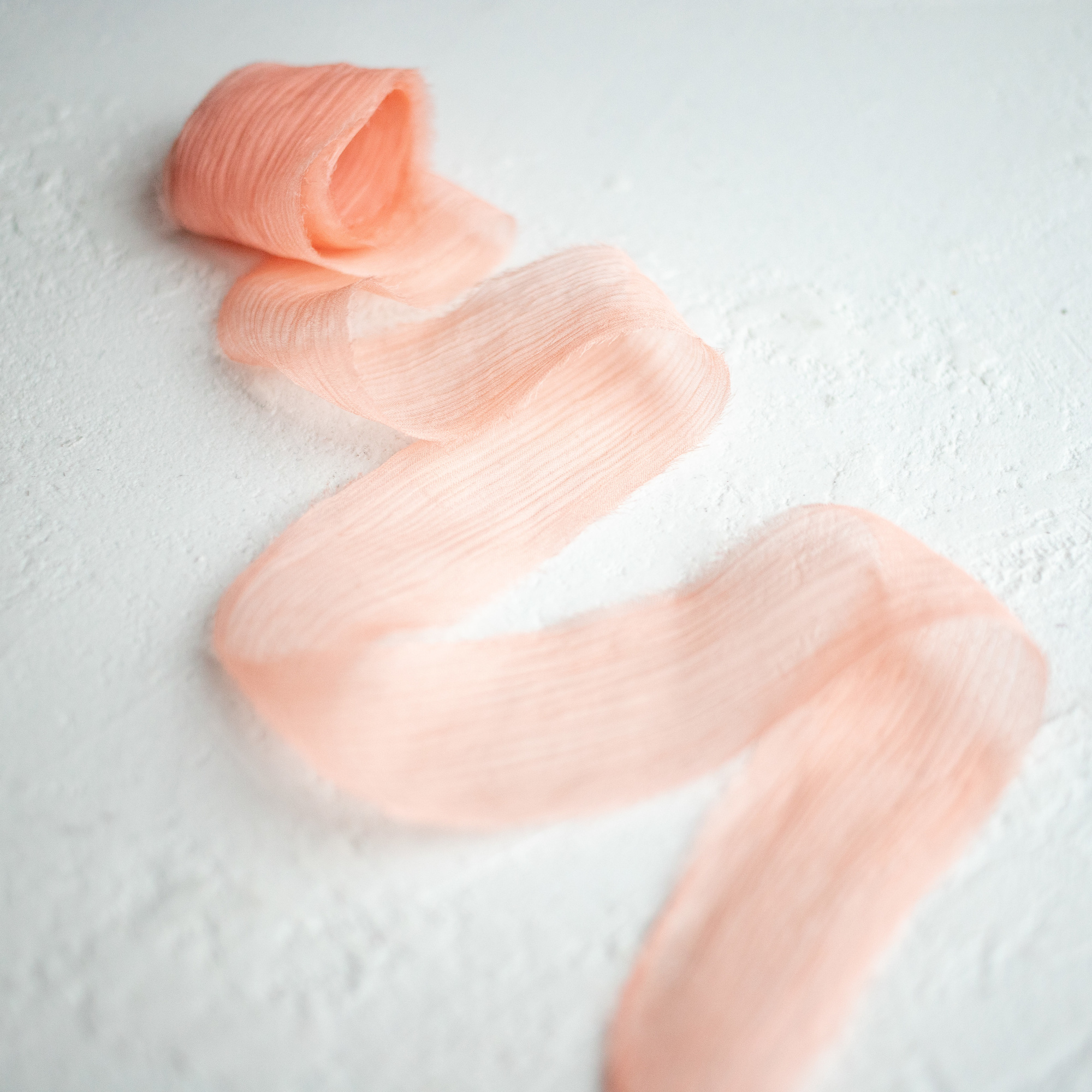 Шелковая лента ручной работы из жатого шифона "Персиковый"