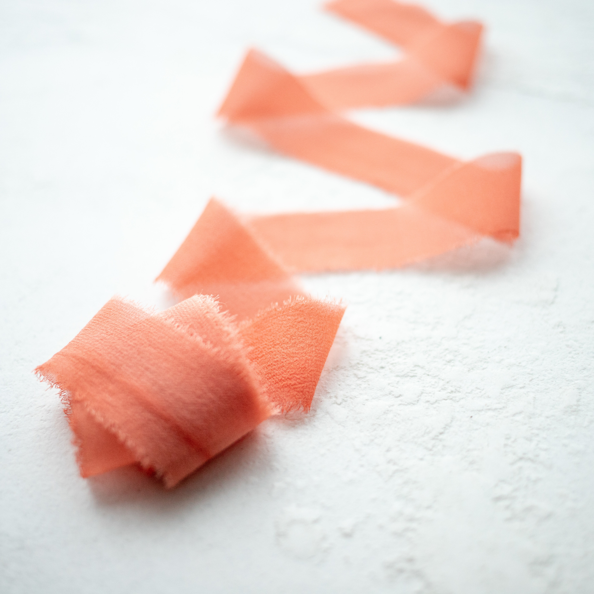 Шелковая лента ручного окрашивания из шифона "Персиковая "