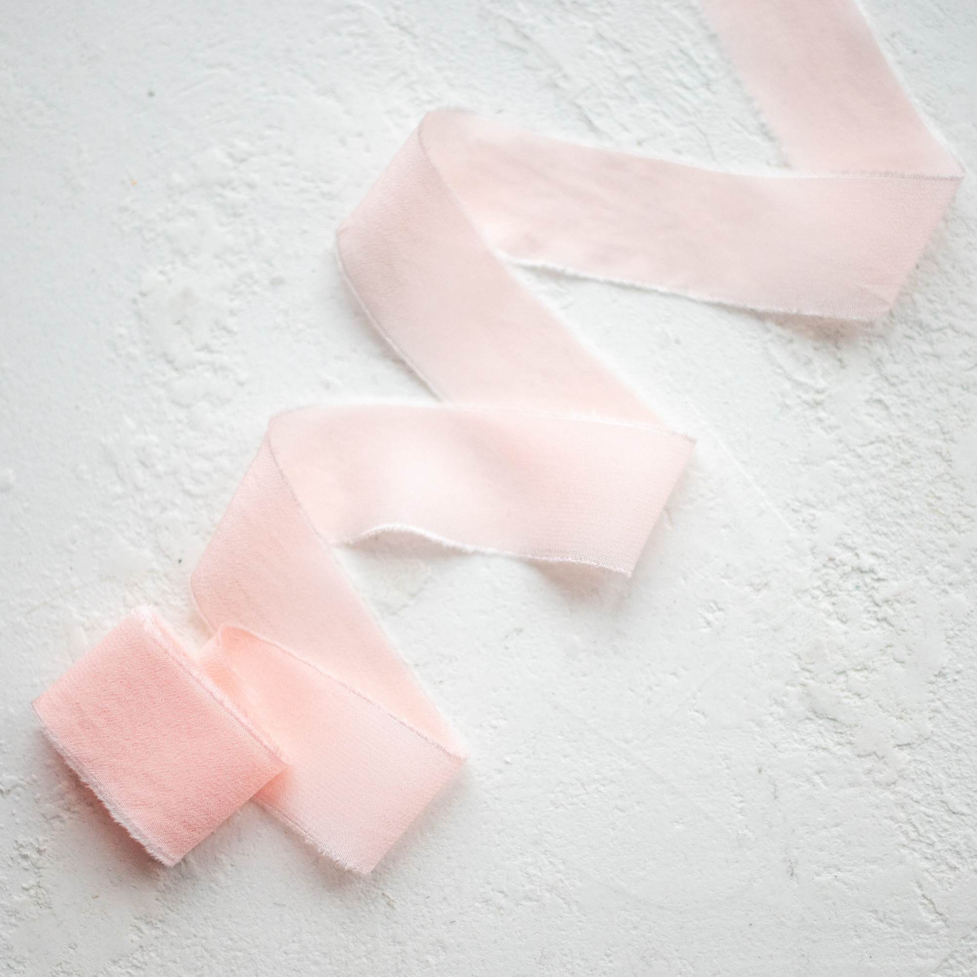 Шелковая лента ручного окрашивания из крепдешина "Коралловая"