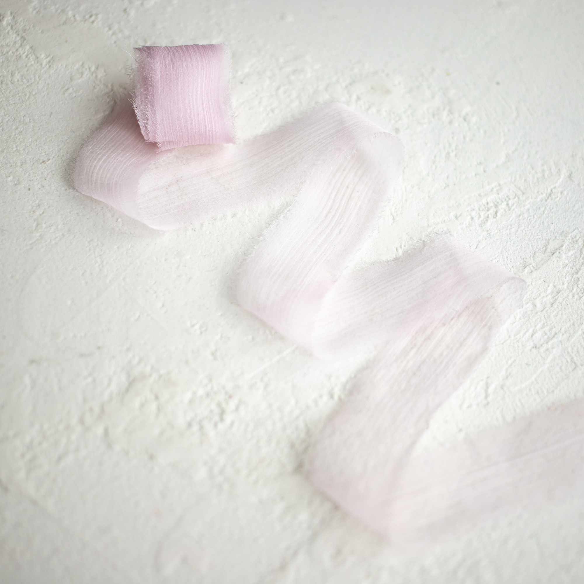 Шелковая лента ручной работы из жатого шифона "Пыльно-розовая"