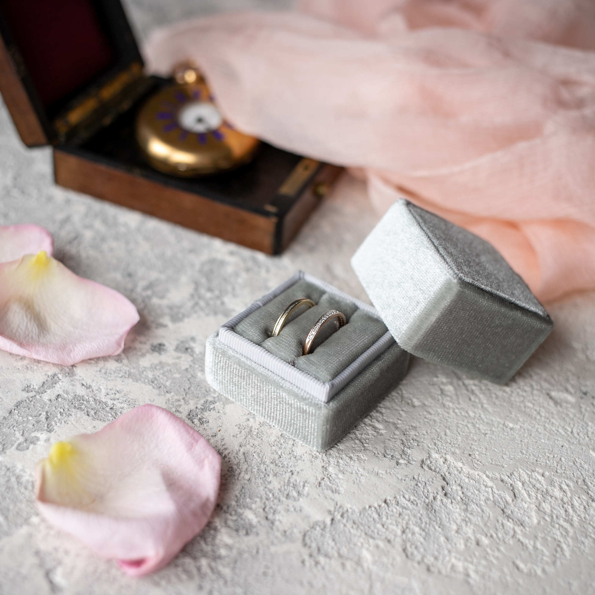 Бархатная коробочка для колец "серо-зеленая"