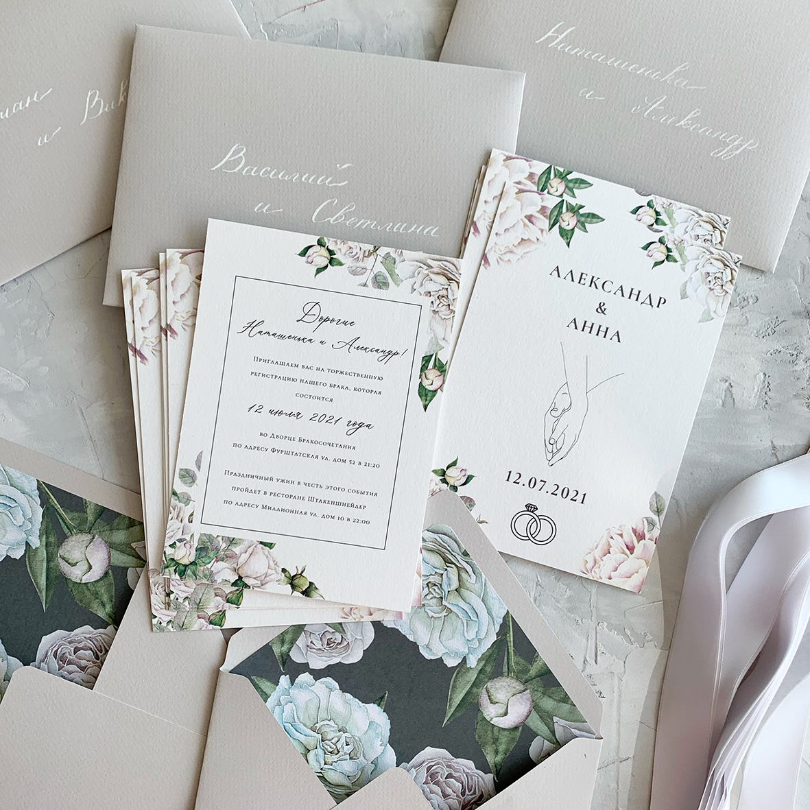 Свадебные приглашения с пионами в конверте