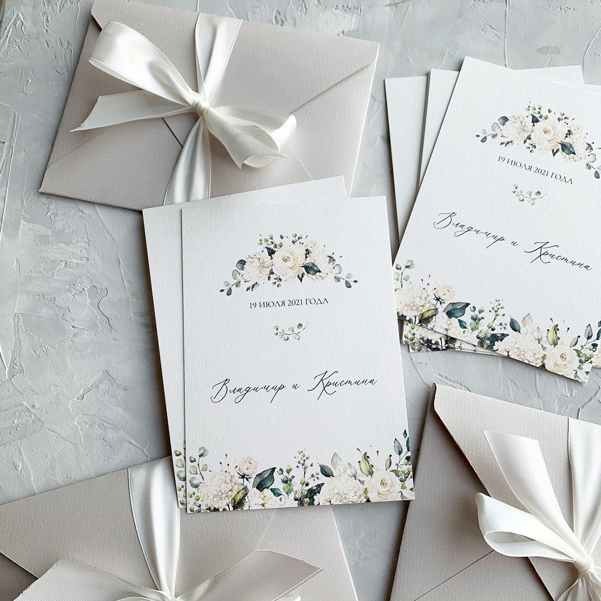 Свадебные приглашения с лентой в конверте