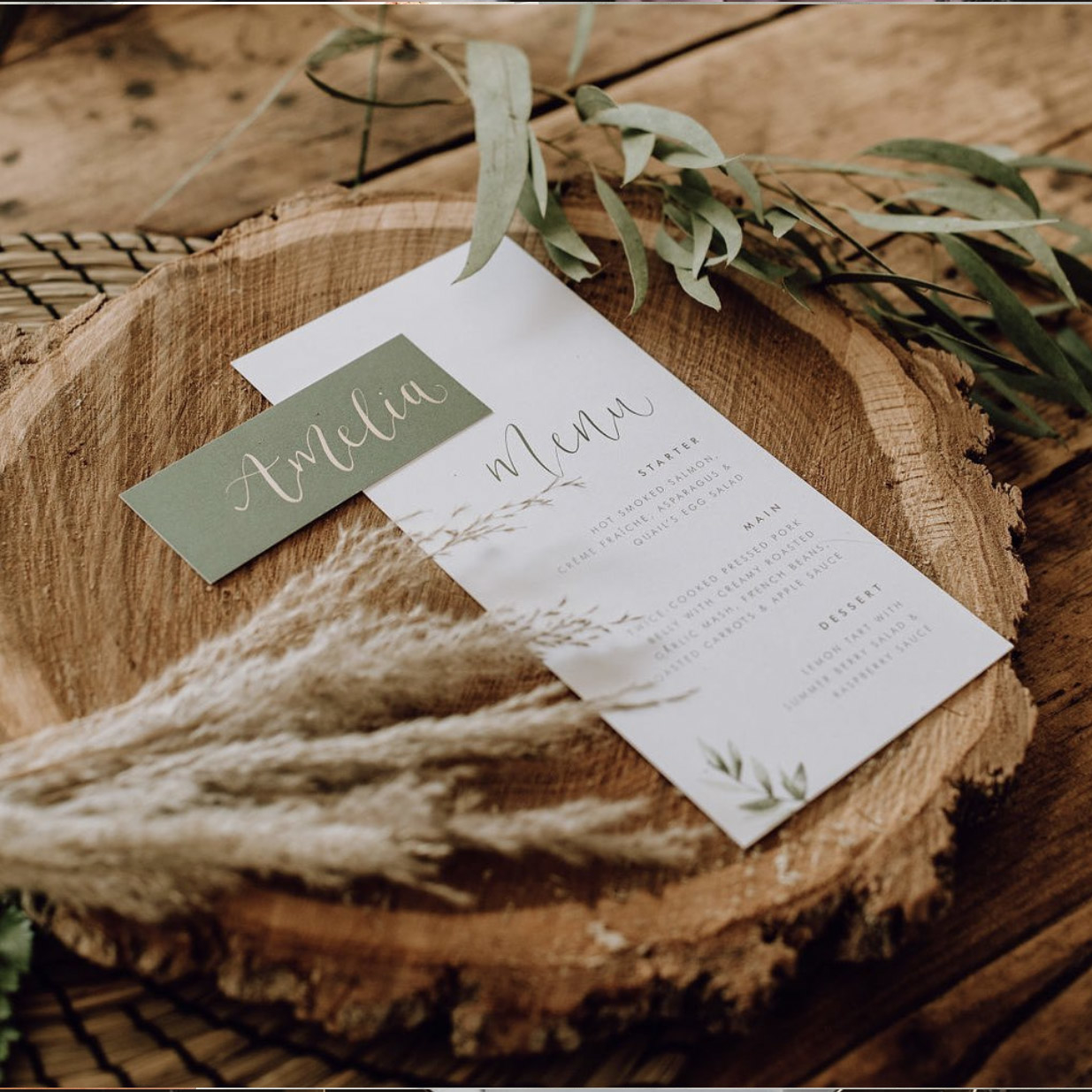 Свадебное меню и карточки с именами гостей