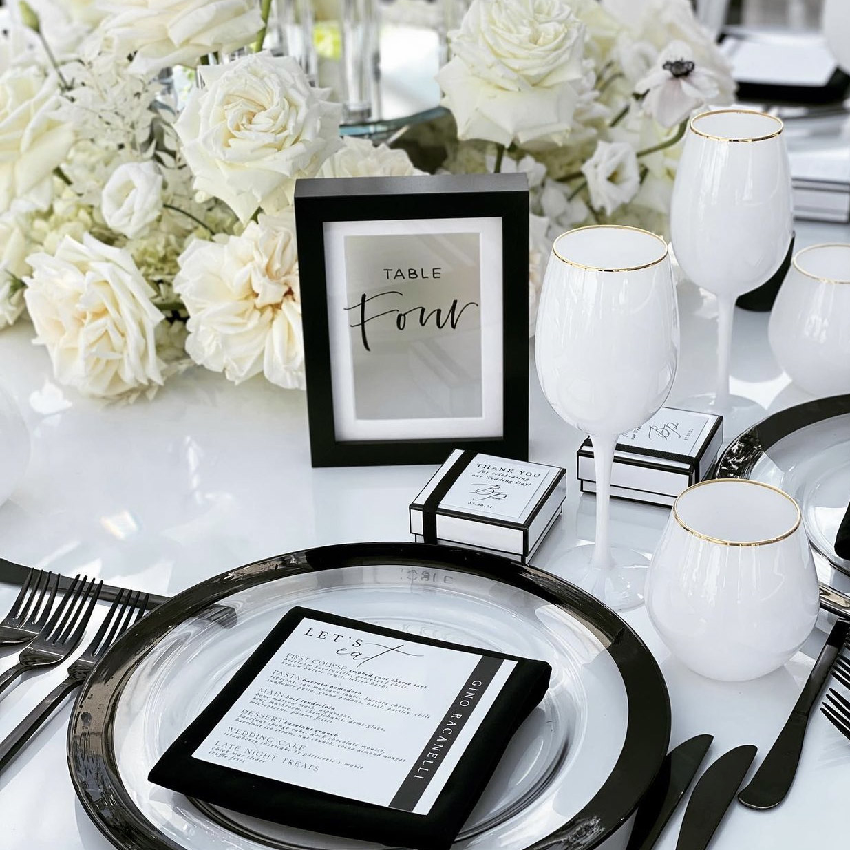 Меню на торжество в черно-белом цвете, классическое