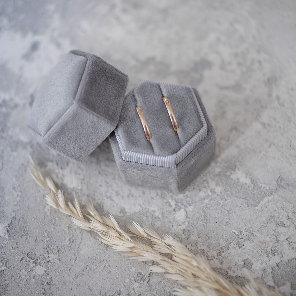 Бархатная коробочка для двух колец в сером цвете купить