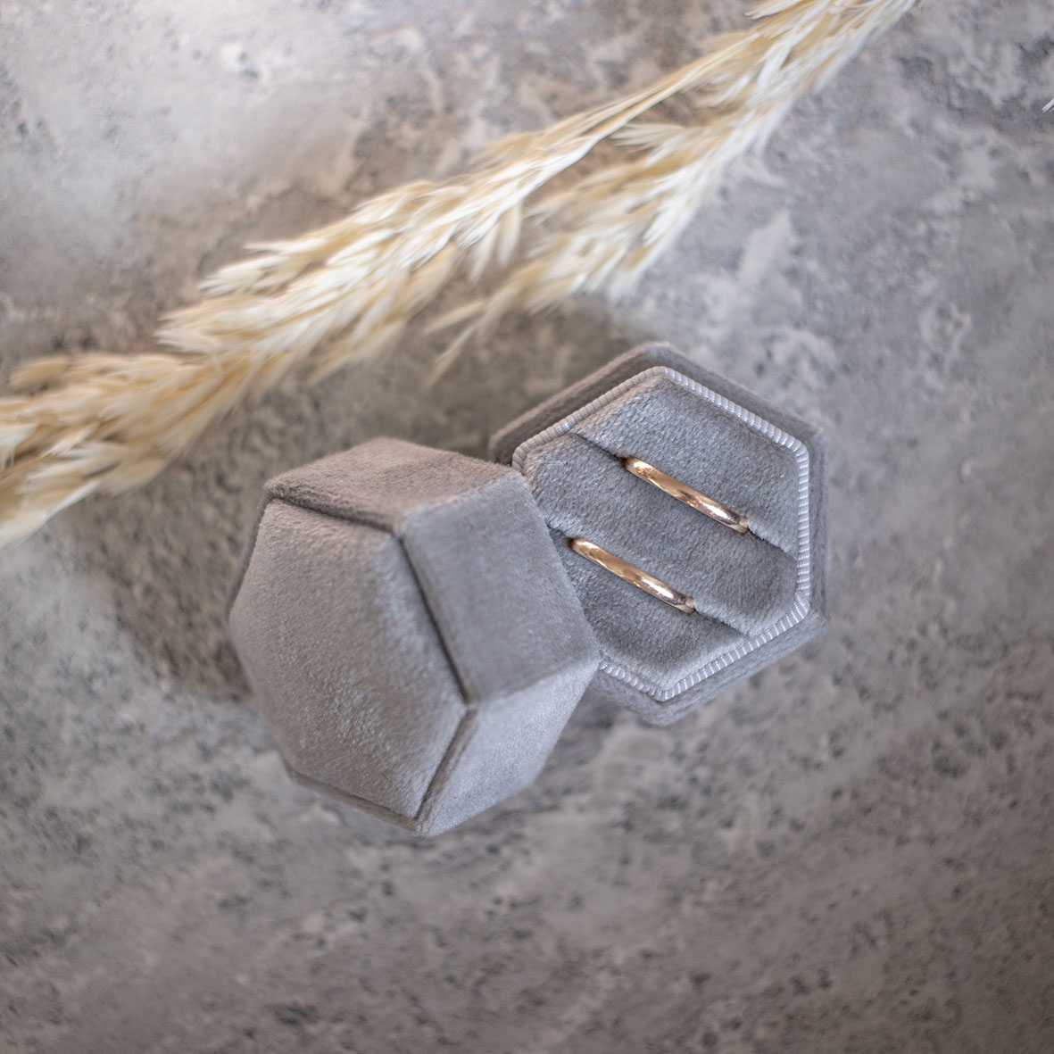 Бархатная коробочка для двух колец в сером цвете купить