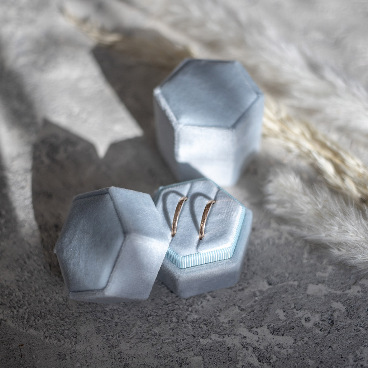 Бархатные коробочки для двух колец в голубом цвете обручальные